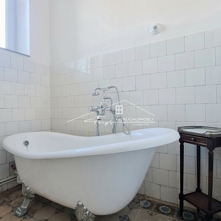 Apartament w zabytkowej kamienicy na Starym Mieście w Przemyślu  po remoncie, z widokiem na Dworzec PKP