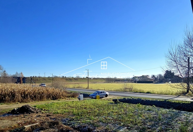 Wszystkie media na działce: prąd, gaz, woda, kanalizacja – gotowe do podłączenia.