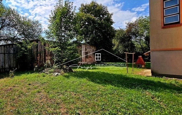 Funkcjonalny parter z garażem, kuchnią letnią i zapleczem gospodarczym.