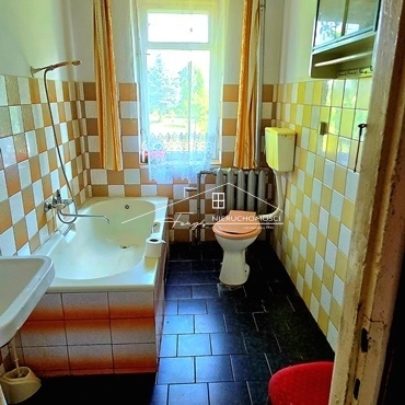 Duża działka sprzyja rozbudowie, postawieniu hal czy dodatkowych magazynów.