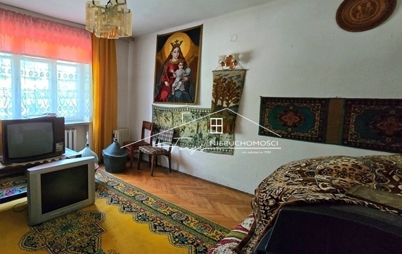 Media: prąd, siła, woda z wodociągu i studni – gotowa infrastruktura.