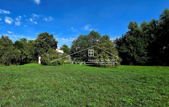 W sąsiedztwie nowe domy i firmy – miejsce z dużym potencjałem komercyjnym.