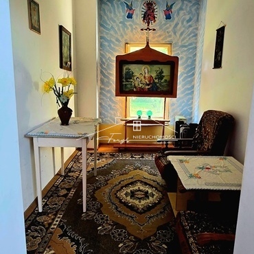 Duży salon z wyjściem na loggię – idealna strefa relaksu i spotkań rodzinnych.