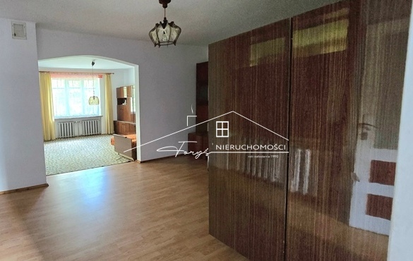 Murowana technologia i betonowe stropy – solidna baza do modernizacji.