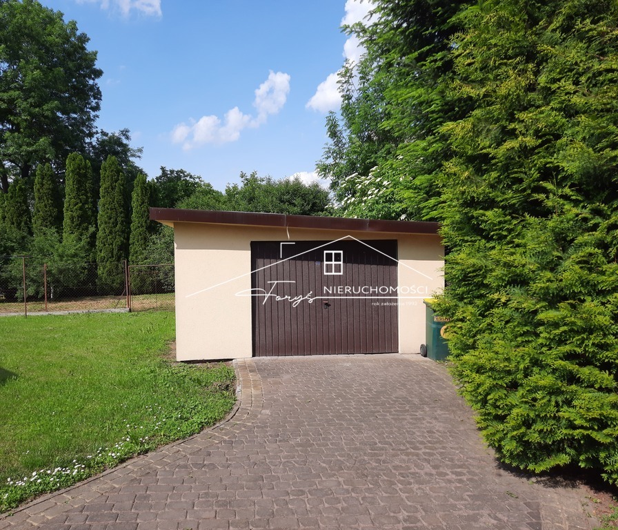 Jasna kuchnia z salonem tworzy komfortową przestrzeń do życia.