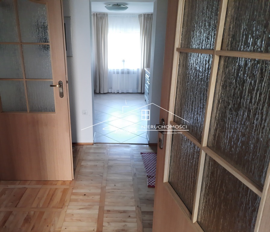 Dodatkowy żeliwny piecyk na drewno daje bezpieczeństwo i klimat.