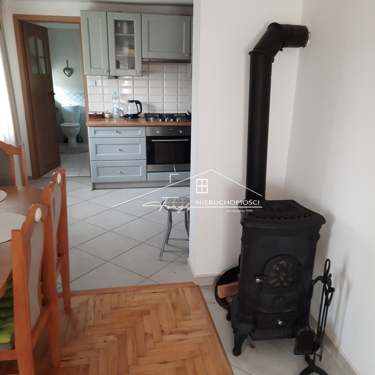 Osobne pomieszczenie z wejściem z zewnątrz idealne na biuro lub pracownię.