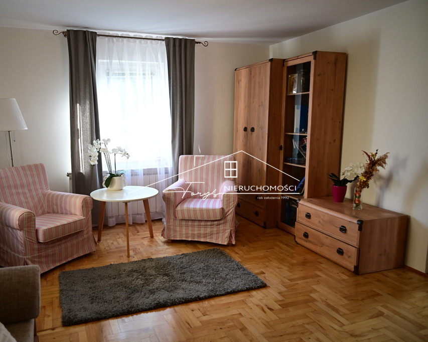 Pięknie zagospodarowana działka podkreśla urok tej nieruchomości.