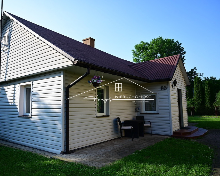 Wygodny podjazd z kostki gwarantuje komfort parkowania na posesji.