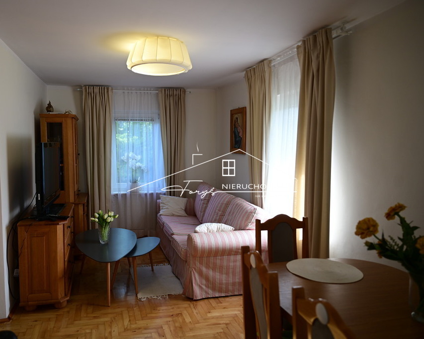 Murowany garaż 16 m² chroni auto i zapewnia dodatkowe miejsce.