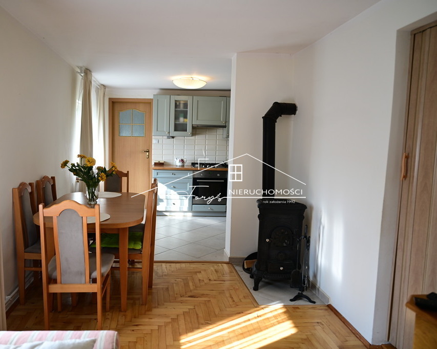 Ciche sąsiedztwo domów na dużych działkach gwarantuje prywatność.