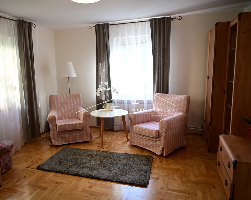 W pobliżu znajdują się sklepy, szkoła i przystanek autobusowy.