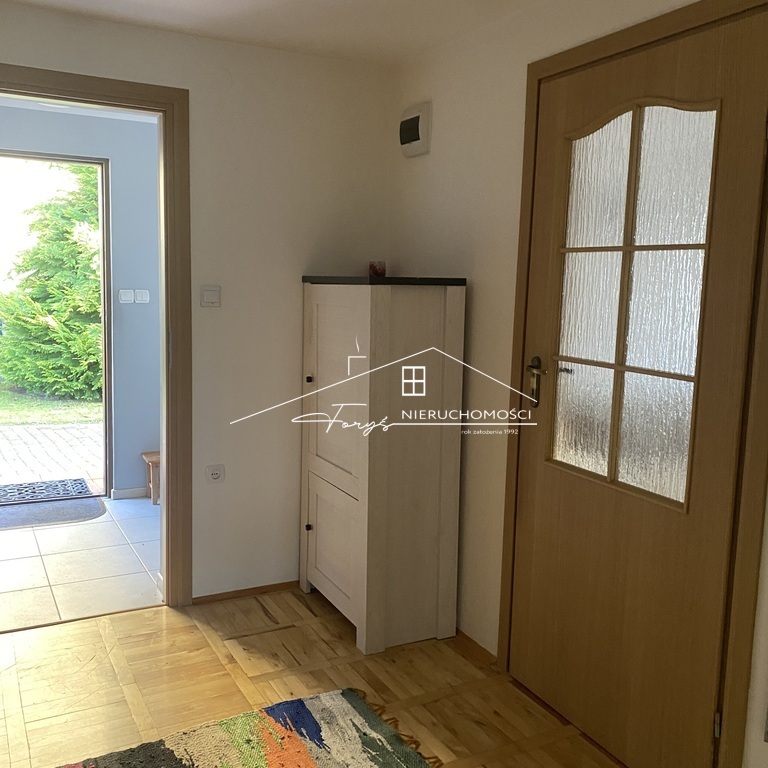 To idealna propozycja dla osób szukających spokojnego domu z ogrodem.