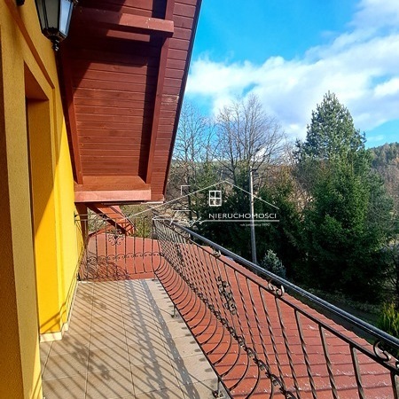 Wybierz dom z tarasem i balkonami, stwórz swoją strefę relaksu.