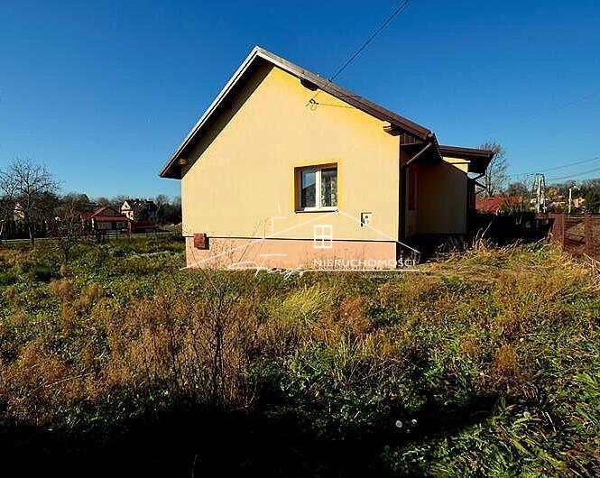 Murowany garaż przy budynku zapewnia wygodne parkowanie.