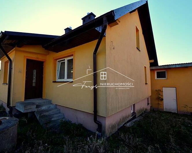 Funkcjonalny układ: salon z aneksem, dwa pokoje i łazienka.