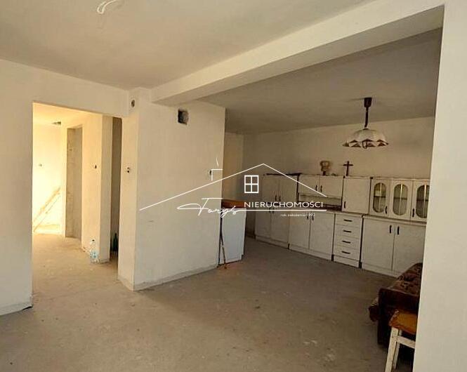 Bezpieczna, ogrodzona posesja z miłym, spokojnym sąsiedztwem.