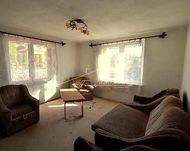 W pobliżu szkoła, przedszkole, dom kultury i remiza OSP.