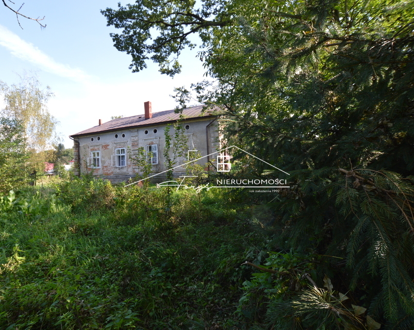 Zielona, cicha okolica nad potokiem, a jednocześnie blisko drogi krajowej nr 28.