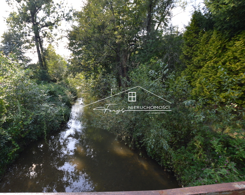 Nieruchomość z wydanymi warunkami zabudowy, mediami i budynkiem gospodarczym.