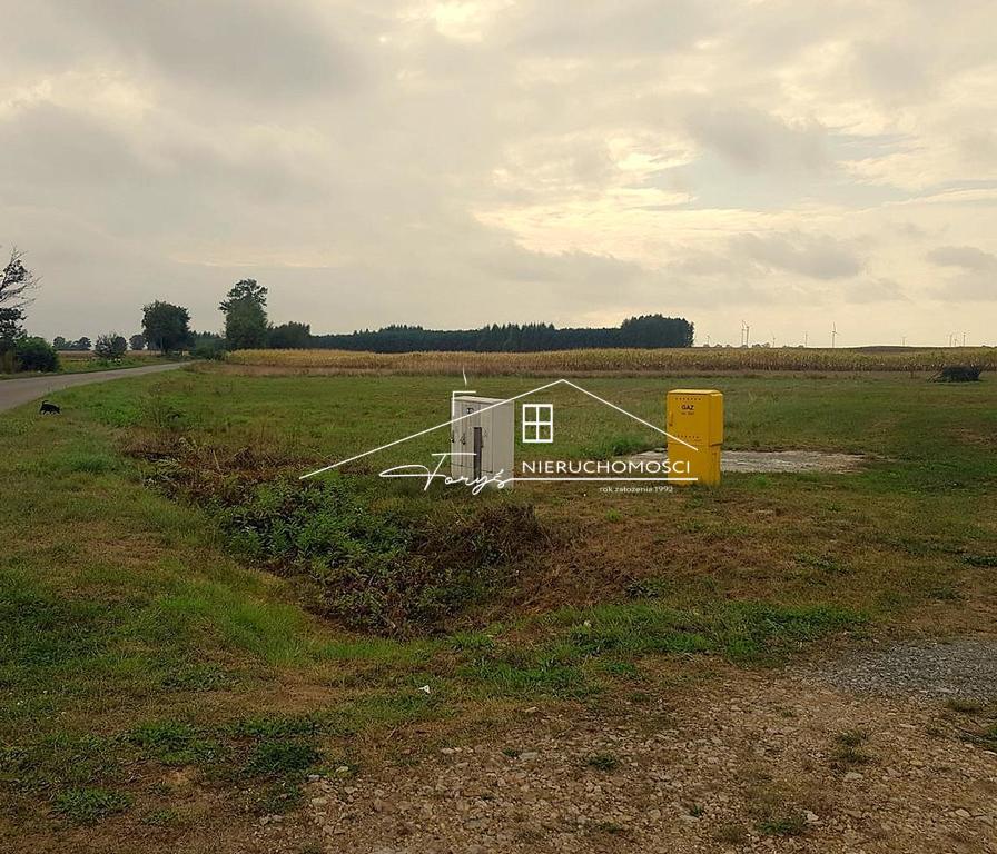 Media w pobliżu: prąd, woda, gaz oraz planowana kanalizacja gminna.