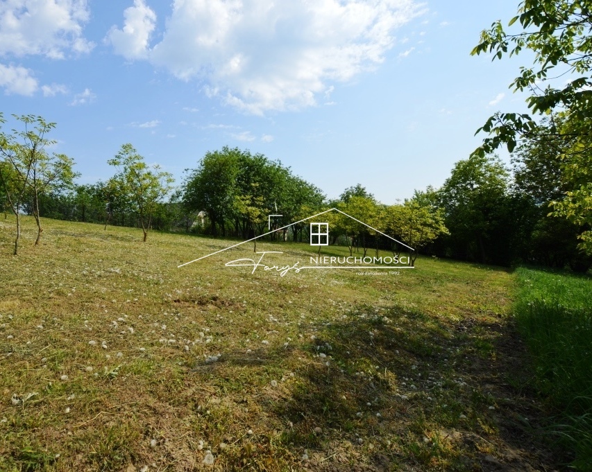 Możliwość wydzielenia kilku działek pod zabudowę jednorodzinną.