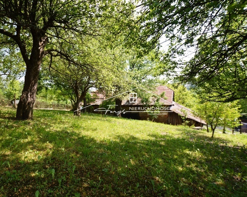 Wyznaczona droga dojazdowa wzdłuż całej długości działki.