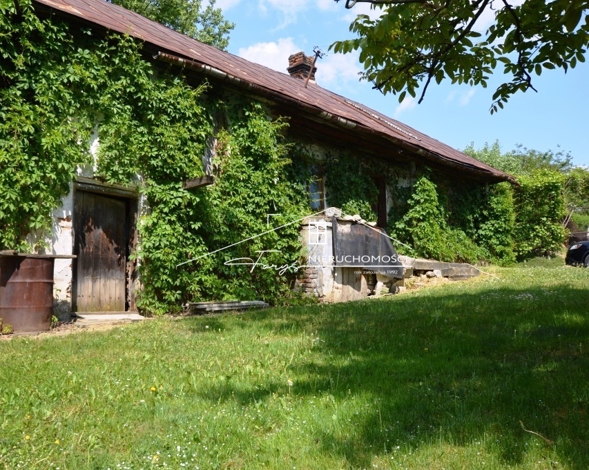 Częściowo ogrodzona, zadbana nieruchomość gotowa do sprzedaży.