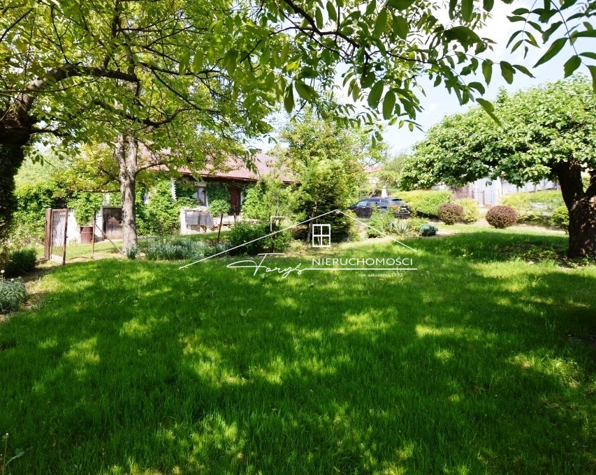 Dogodna komunikacja autobusowa zapewnia szybki dojazd do miasta.