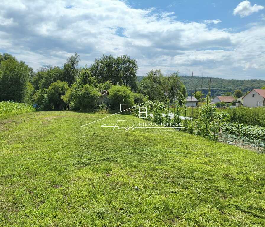 Na terenie znajduje się stary budynek mieszkalny, przeznaczony do rozbiórki.