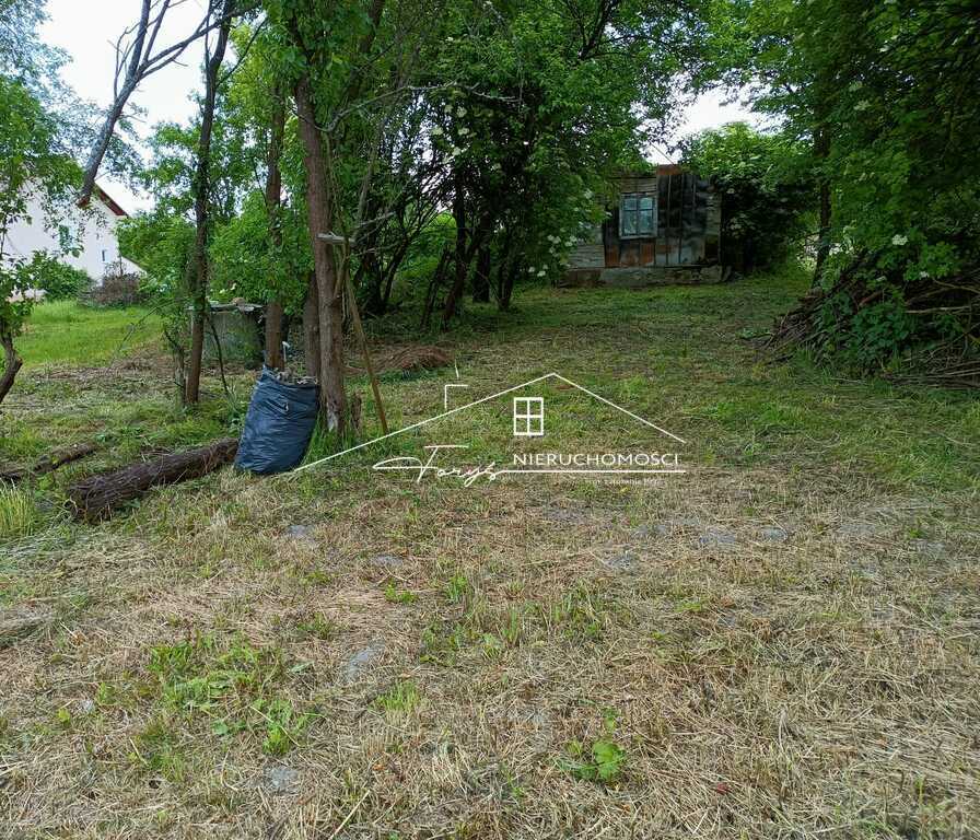 Z działki rozpościera się piękny widok na okoliczne tereny i zieleń.