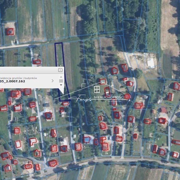 Dojazd z dwóch stron działki wygodną drogą utwardzoną.