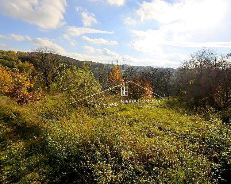 Bezpośredni zjazd z drogi asfaltowej gwarantuje komfortowy i szybki dojazd.