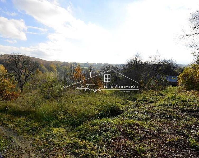 Dostępne media: prąd, gaz, woda oraz planowana kanalizacja i światłowód.