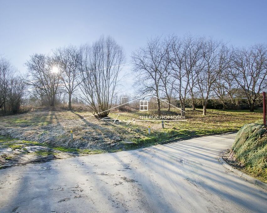 Nieruchomość objęta MPZP: zabudowa jednorodzinna, usługi, zabudowa bliźniacza.