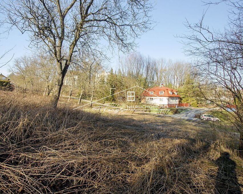 Doskonała lokalizacja za szpitalem COM, z dojazdem z asfaltowej drogi.