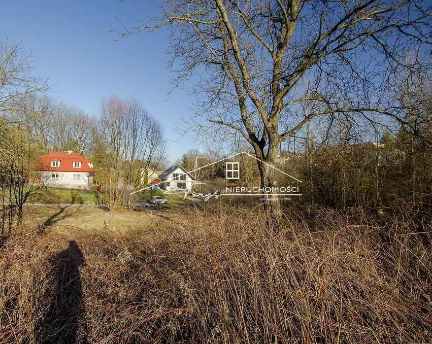 Działka o kształcie zbliżonym do trapezu, z dostępem do wszystkich mediów.