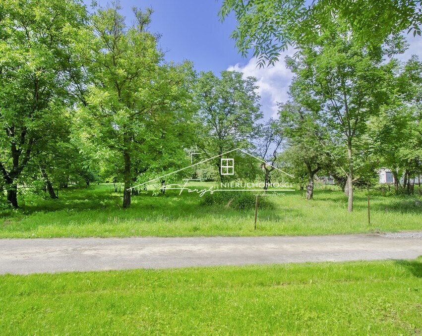 27 arów płaskiego terenu o kształcie trapezu, gotowego pod Twoją inwestycję.