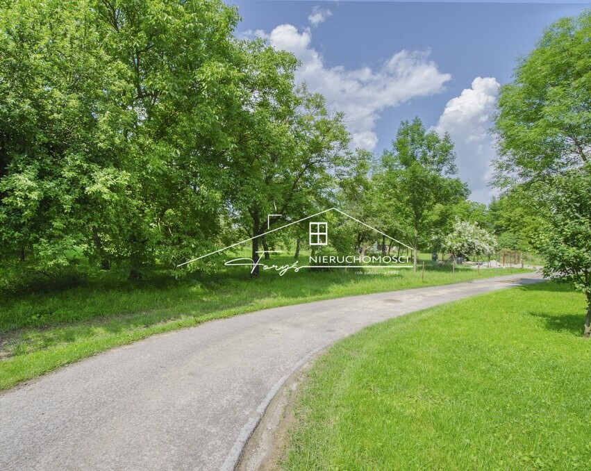 Spokojna, zielona okolica oddzielona od drogi roślinnością zapewnia prywatność.