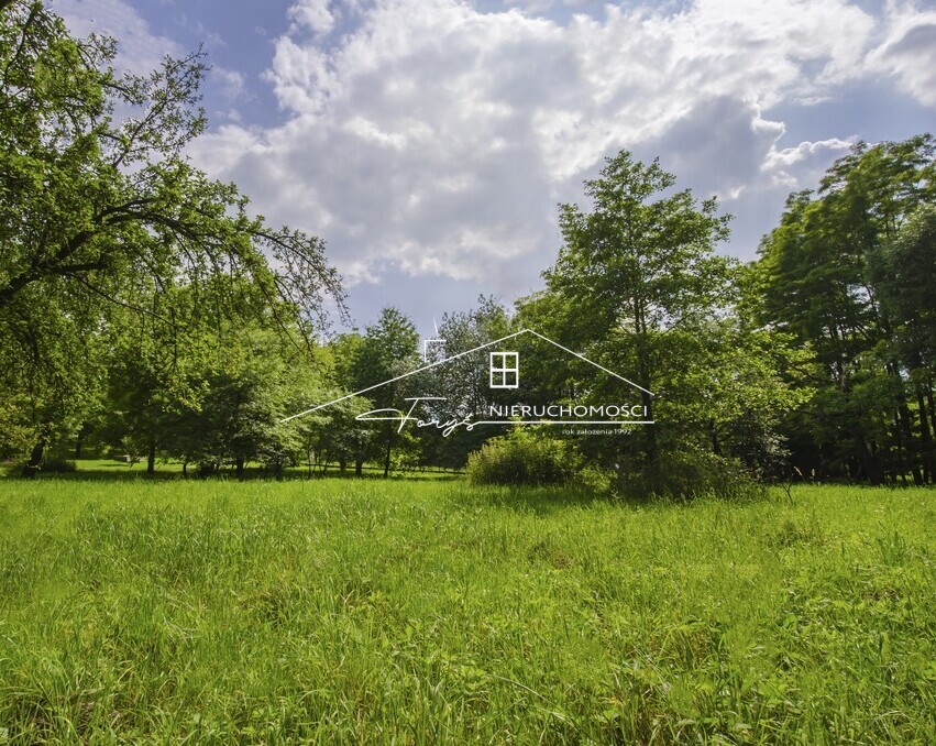 Dostęp do drogi publicznej oraz media przy działce gwarantują wygodę budowy.