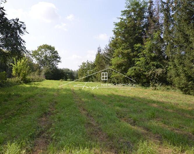 Bezpieczeństwo inwestycji gwarantuje pełne ogrodzenie całej nieruchomości.