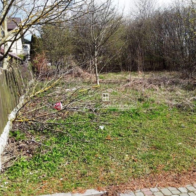 Działka 7 arów na sprzedaż  Ostrów k. Przemyśla, spokojna okolica z dostępem do mediów