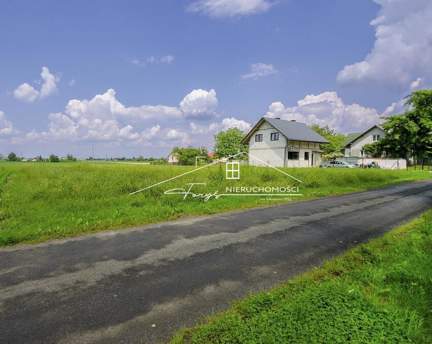 Regularny kształt, płaski teren, wygodny do zabudowy jednorodzinnej.