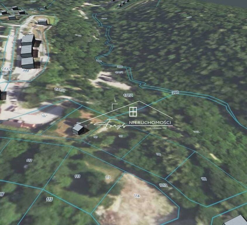 Dojazd drogą gminną, a następnie gruntową – kameralne otoczenie.