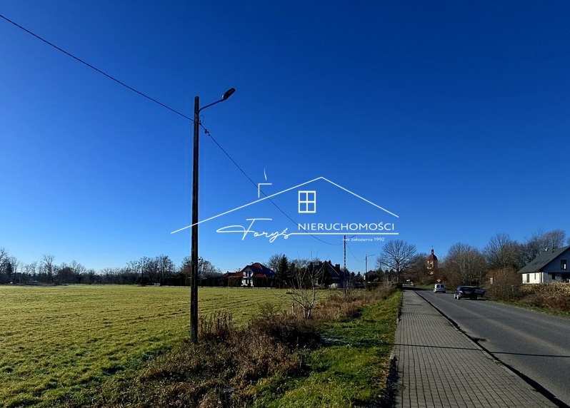 Idealnie płaska, nasłoneczniona działka w centrum miejscowości, gotowa pod budowę.