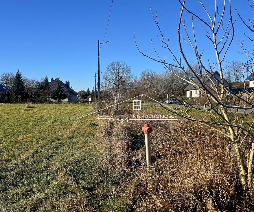 Bezpośredni zjazd z drogi głównej gwarantuje komfortowy dojazd o każdej porze.