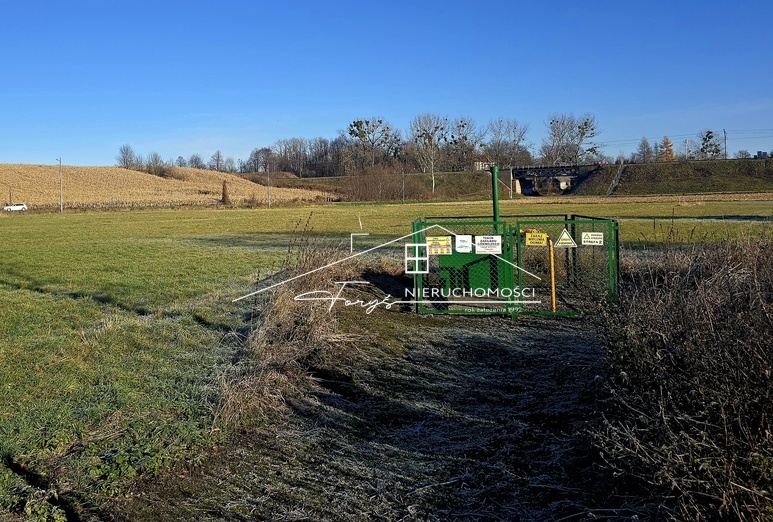 Idealnie płaska, słoneczna parcela w sąsiedztwie nowoczesnej zabudowy jednorodzinnej.