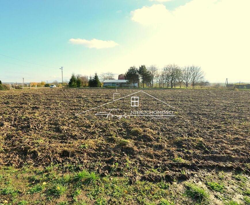 Media na miejscu: prąd i kanalizacja na działce, woda w sąsiedztwie.