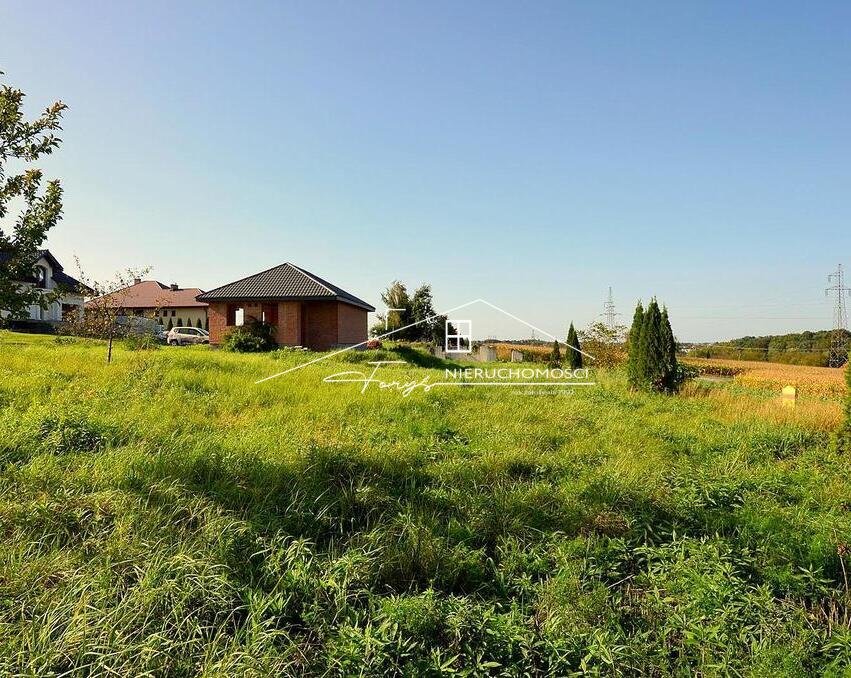 Inwestuj w spokojną okolicę z wygodnym dojazdem i sąsiedztwem domów.