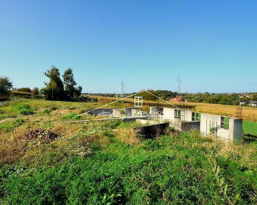 Nieruchomość z dostępem do drogi publicznej i kompletnych mediów.